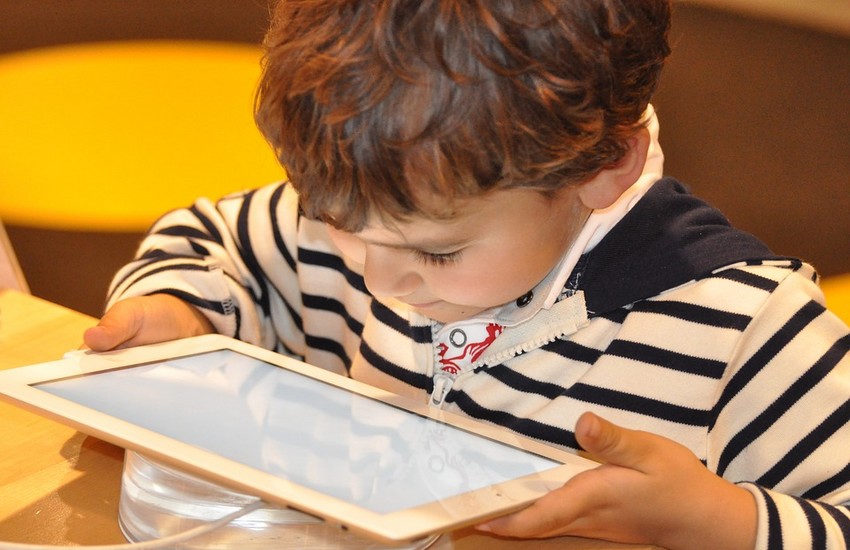 Ein Kind sollte mit dem Tablet nur unter Aufsicht arbeiten Kindertablet